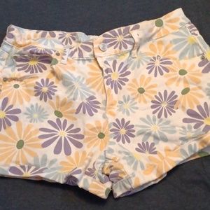 No Boundaries Summer Floral Shorts Size: 15